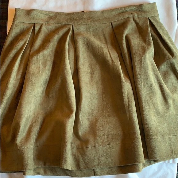 Cute suede army green skirt! - Picture 1 of 3